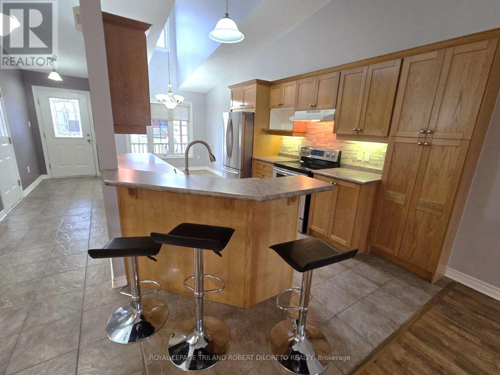 5 - 5 Foxhollow Drive, Thames Centre, Ontario  N0L 1G3 - Photo 4 - X12986638