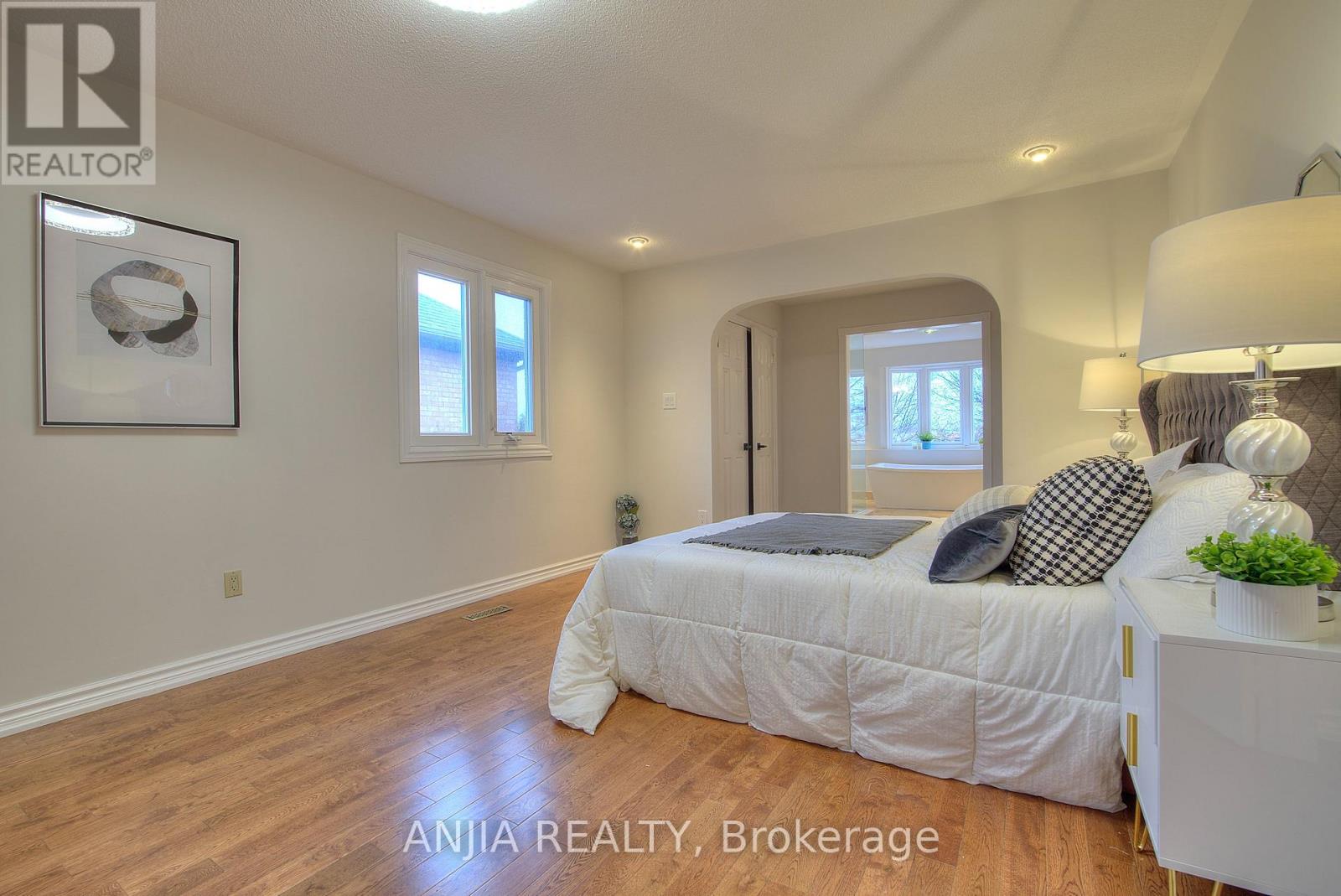 22 Chiltern Hill, Richmond Hill, Ontario  L4B 3B8 - Photo 12 - N12986632