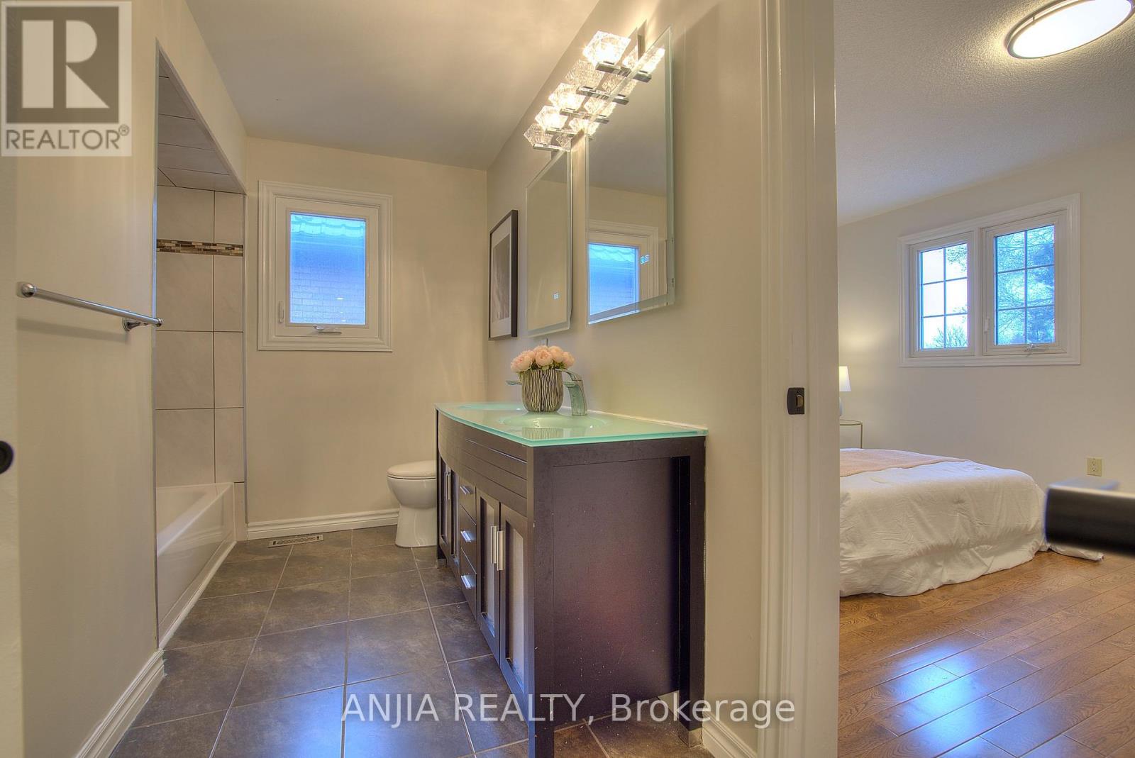 22 Chiltern Hill, Richmond Hill, Ontario  L4B 3B8 - Photo 8 - N12986632