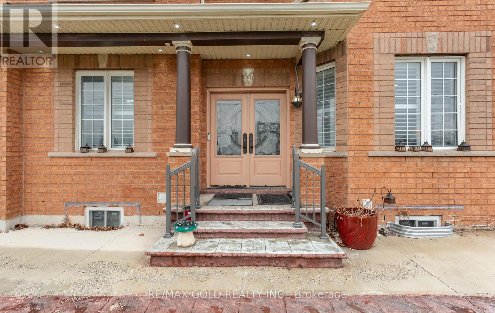 1090 Trudeau Drive, Milton, Ontario  L9T 0A3 - Photo 4 - W12986670