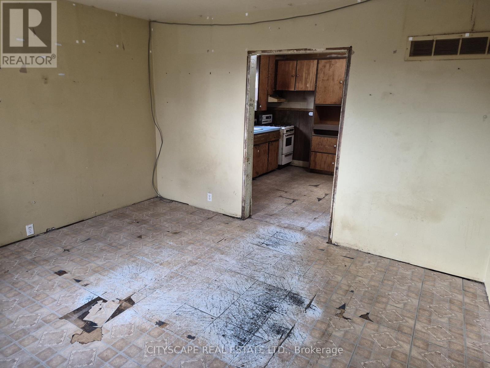 33 Glenwood Avenue, London East, Ontario  N5Z 2P7 - Photo 4 - X12986626