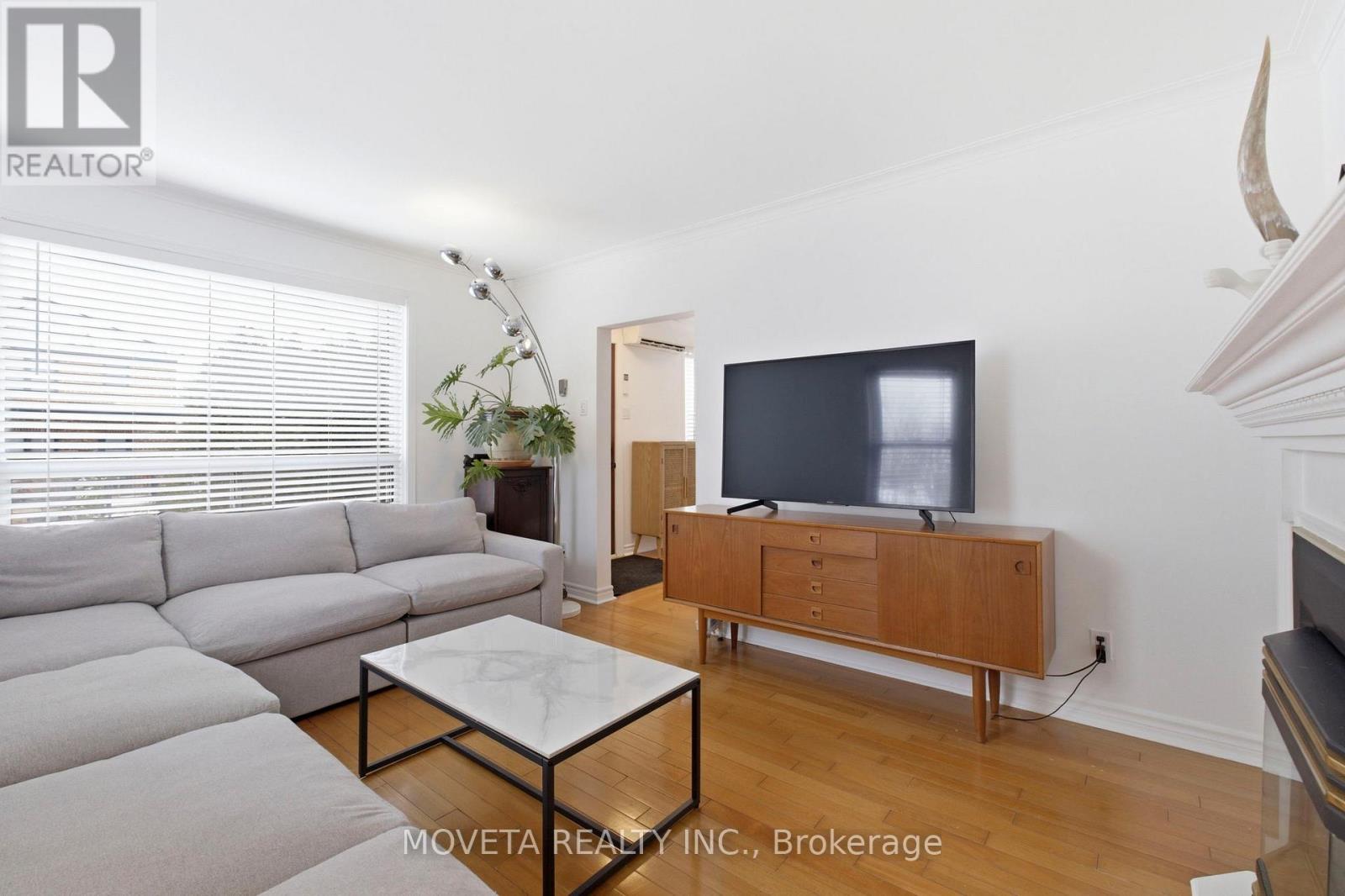 438 Silverthorn Avenue, Toronto, Ontario  M6M 3H5 - Photo 8 - W12878768