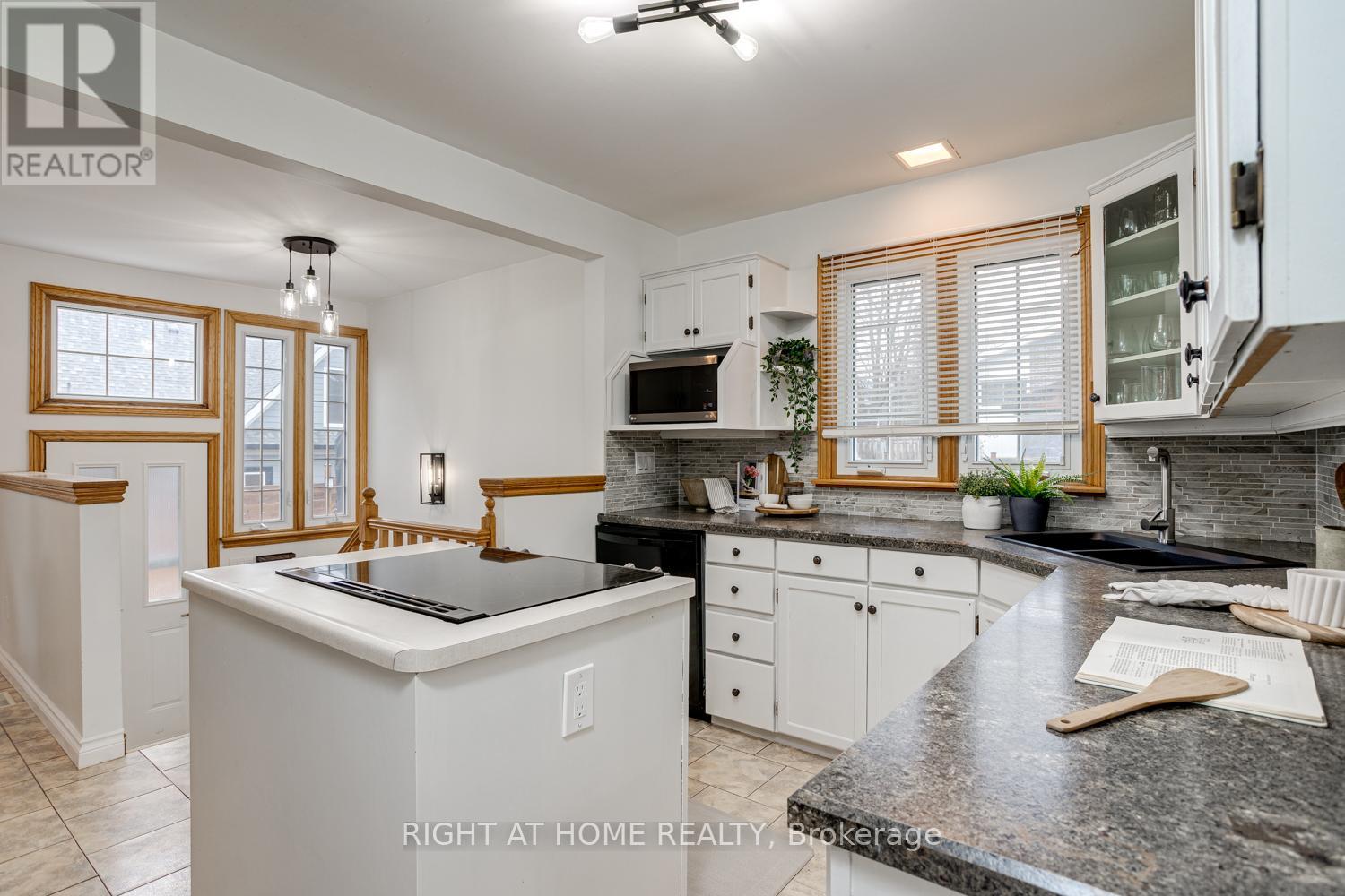 52 Highland Avenue, Barrie, Ontario  L4M 1N3 - Photo 11 - S12986770