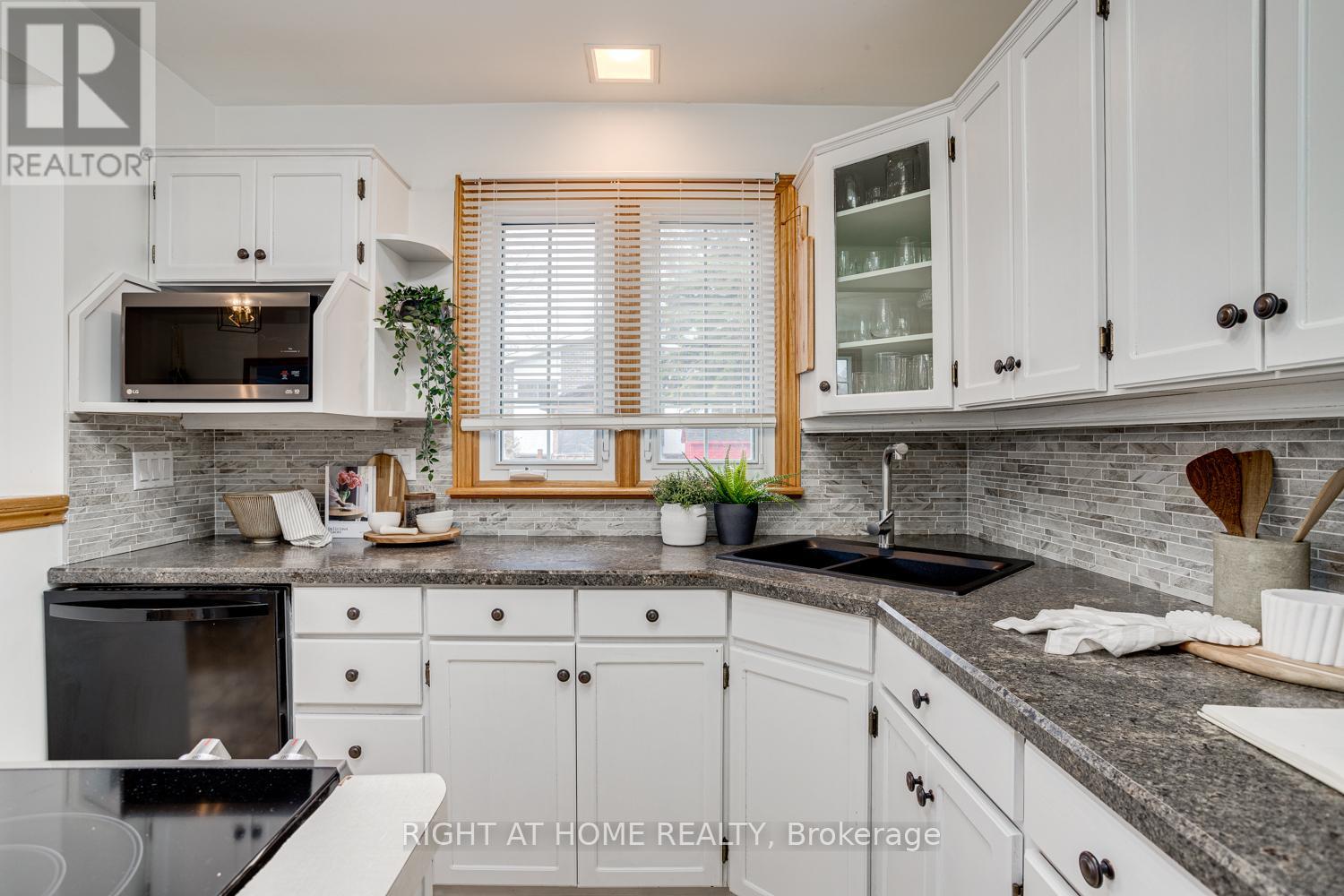 52 Highland Avenue, Barrie, Ontario  L4M 1N3 - Photo 12 - S12986770