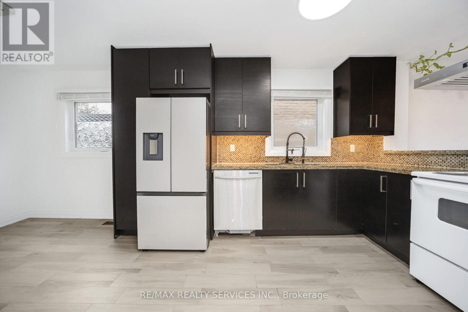 19 Wayne Nicol Drive, Brampton (Northwood Park), Ontario  L6X 3Z2 - Photo 11 - W12986714