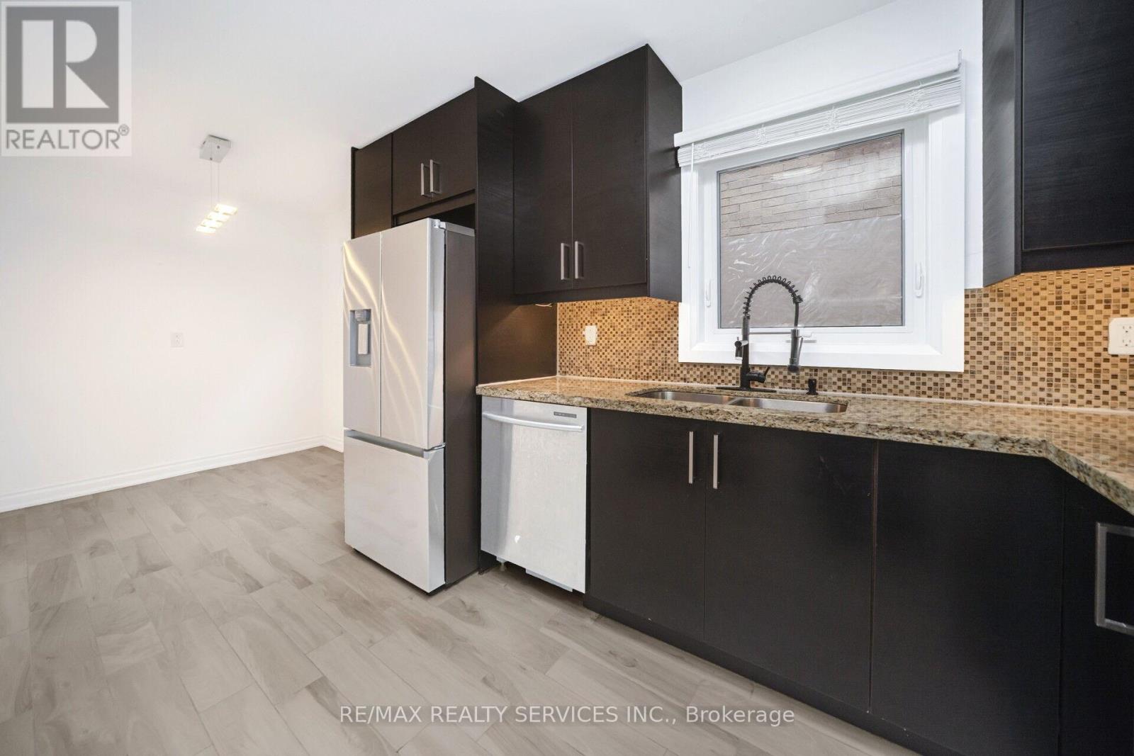 19 Wayne Nicol Drive, Brampton (Northwood Park), Ontario  L6X 3Z2 - Photo 14 - W12986714