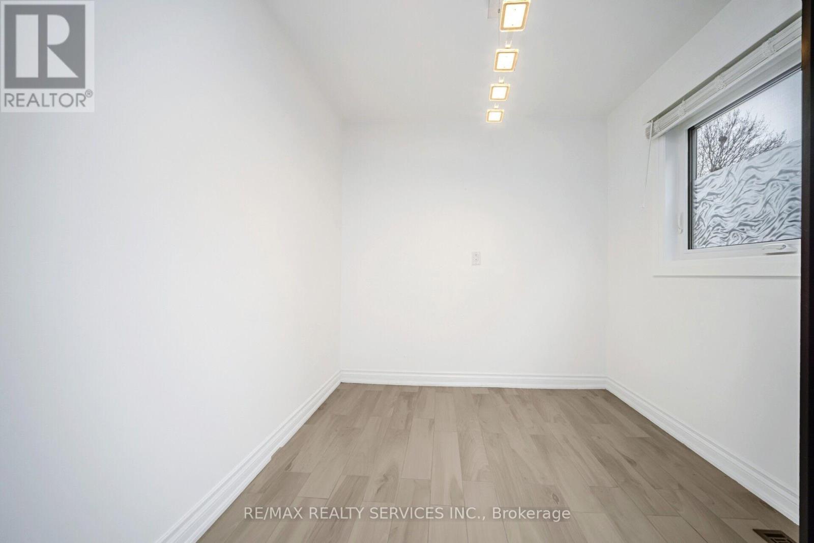 19 Wayne Nicol Drive, Brampton (Northwood Park), Ontario  L6X 3Z2 - Photo 16 - W12986714