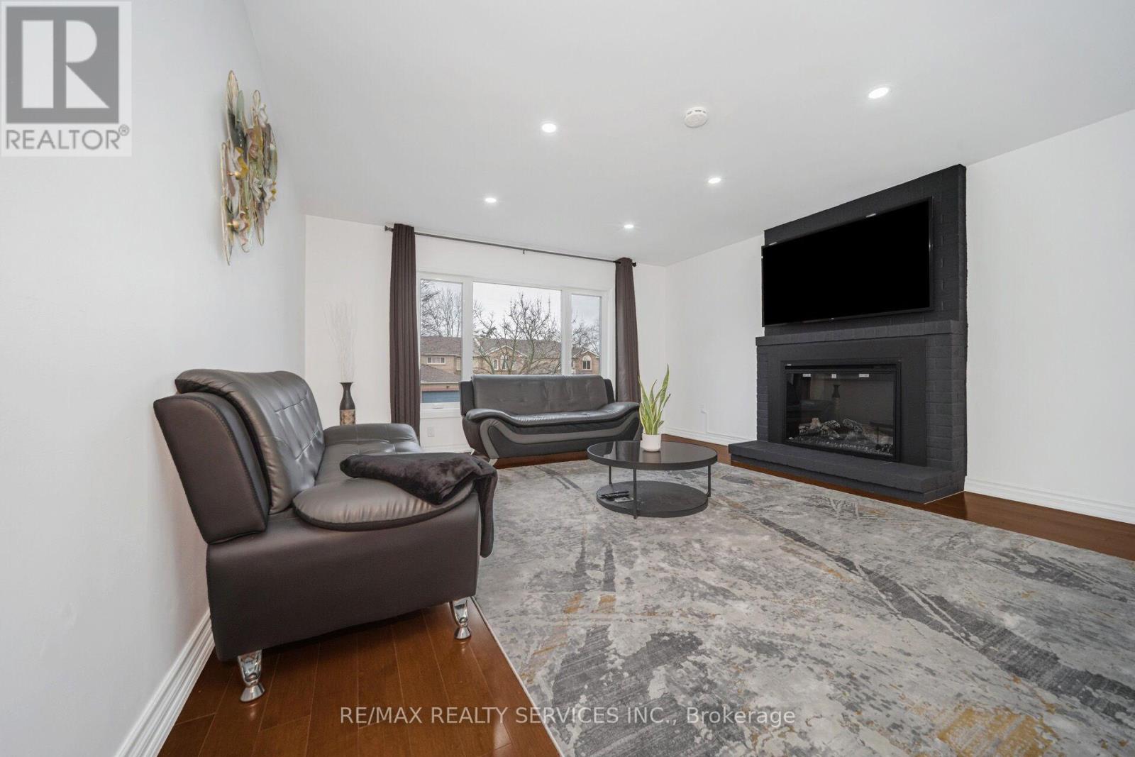 19 Wayne Nicol Drive, Brampton (Northwood Park), Ontario  L6X 3Z2 - Photo 19 - W12986714