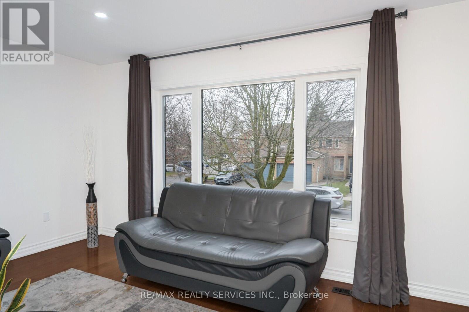 19 Wayne Nicol Drive, Brampton (Northwood Park), Ontario  L6X 3Z2 - Photo 21 - W12986714