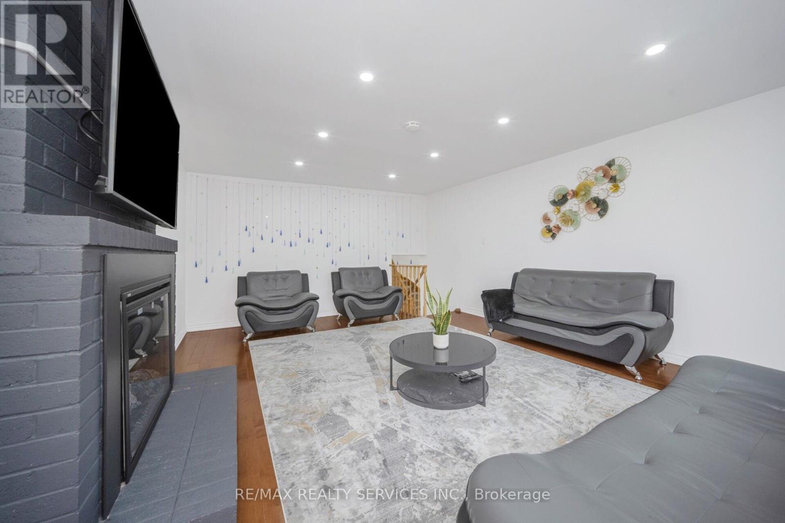 19 Wayne Nicol Drive, Brampton (Northwood Park), Ontario  L6X 3Z2 - Photo 22 - W12986714