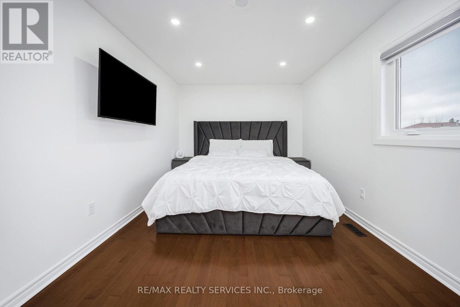 19 Wayne Nicol Drive, Brampton (Northwood Park), Ontario  L6X 3Z2 - Photo 32 - W12986714