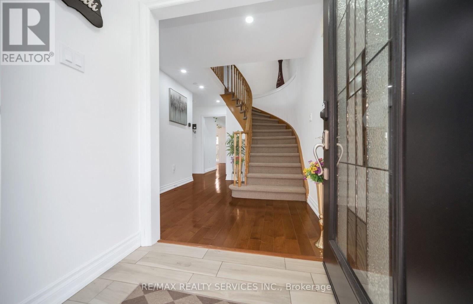 19 Wayne Nicol Drive, Brampton (Northwood Park), Ontario  L6X 3Z2 - Photo 4 - W12986714