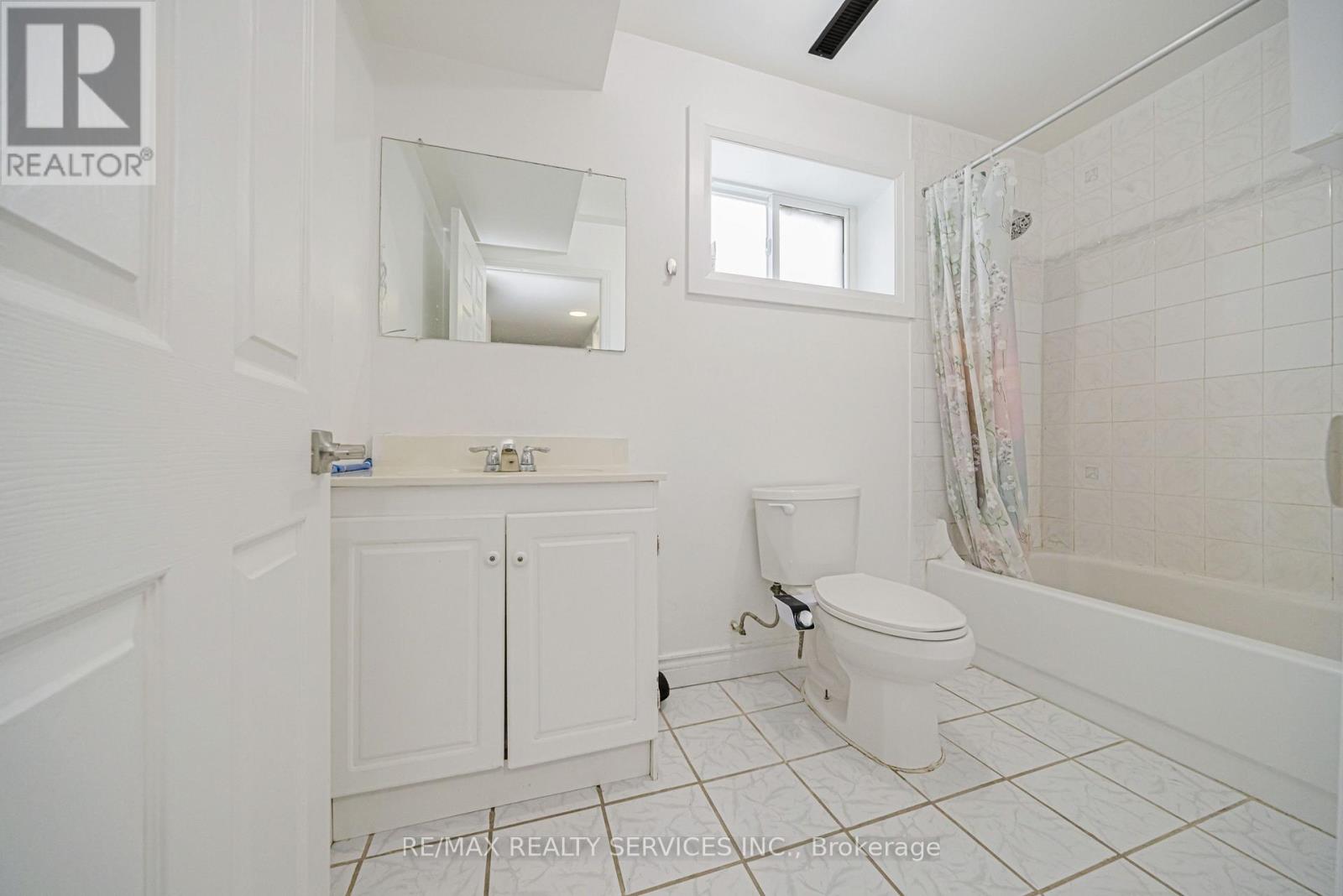 19 Wayne Nicol Drive, Brampton (Northwood Park), Ontario  L6X 3Z2 - Photo 45 - W12986714