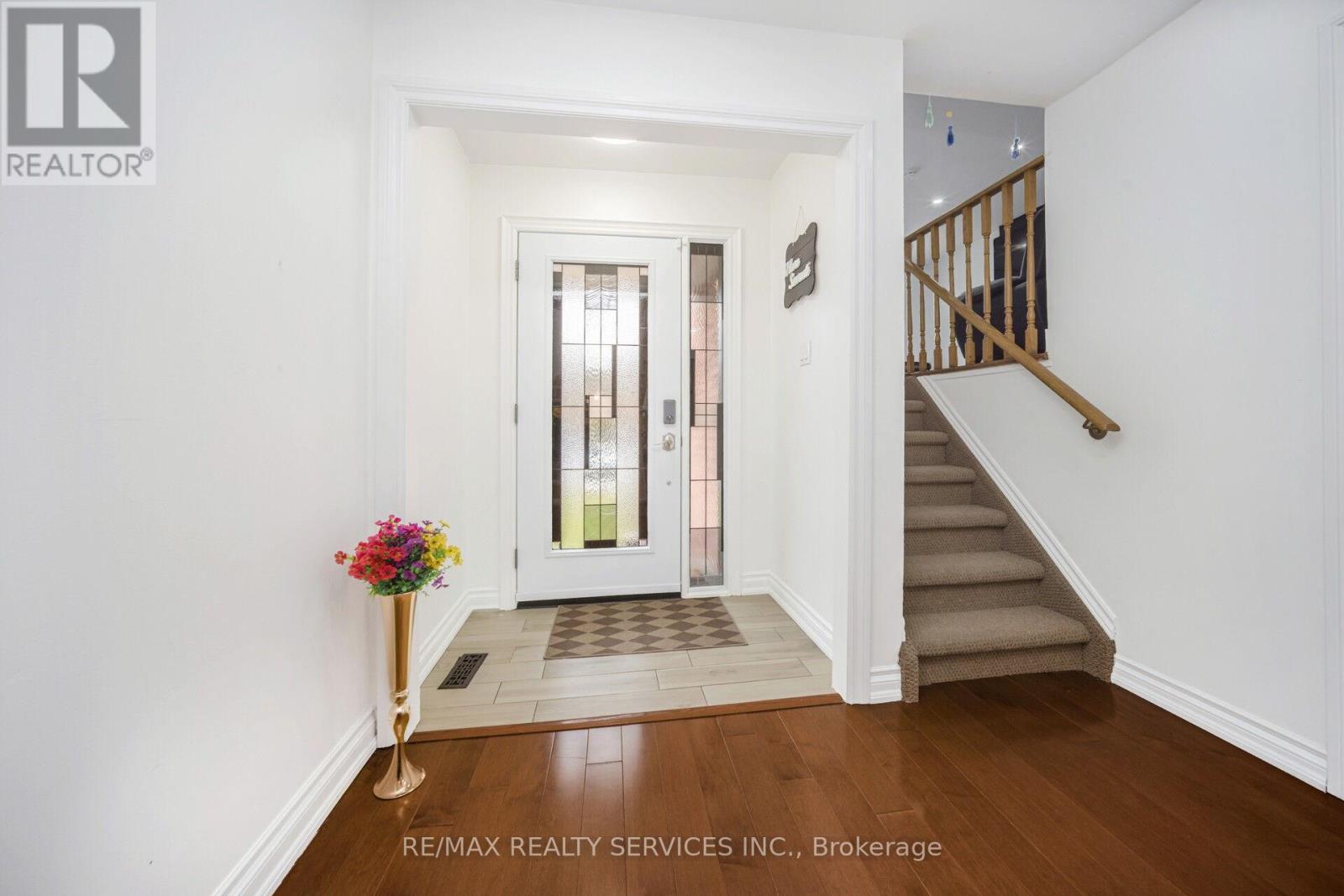 19 Wayne Nicol Drive, Brampton (Northwood Park), Ontario  L6X 3Z2 - Photo 5 - W12986714