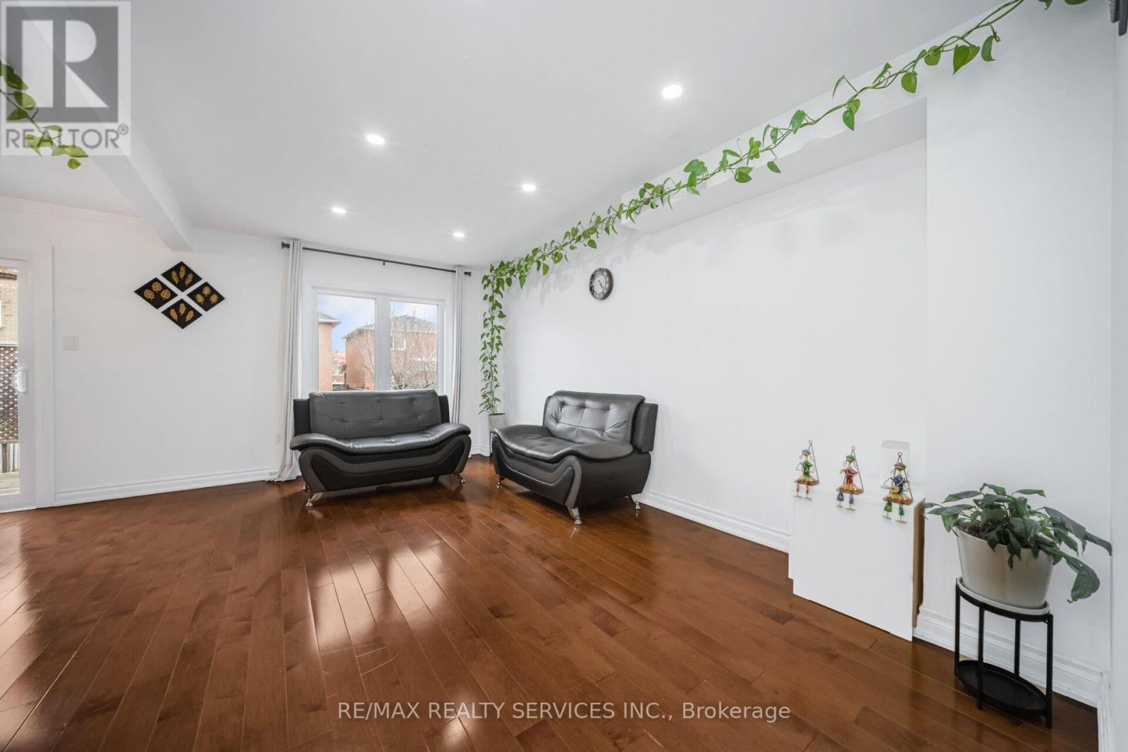 19 Wayne Nicol Drive, Brampton (Northwood Park), Ontario  L6X 3Z2 - Photo 6 - W12986714