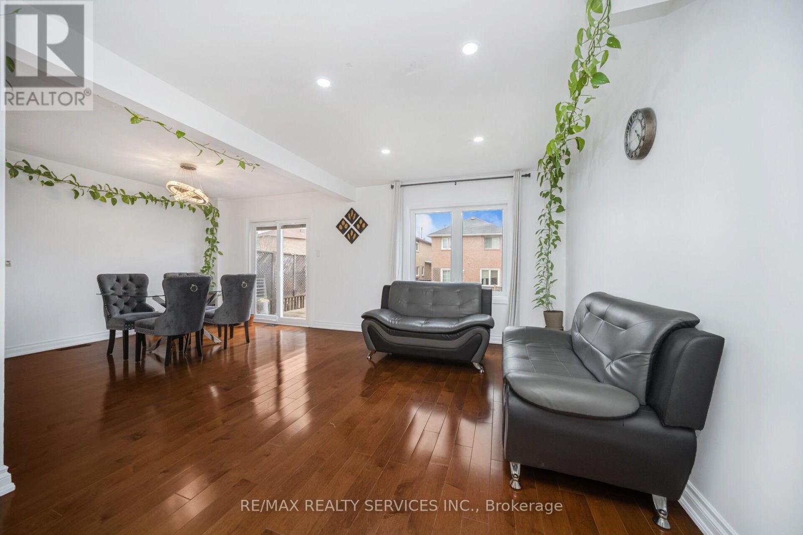 19 Wayne Nicol Drive, Brampton (Northwood Park), Ontario  L6X 3Z2 - Photo 7 - W12986714