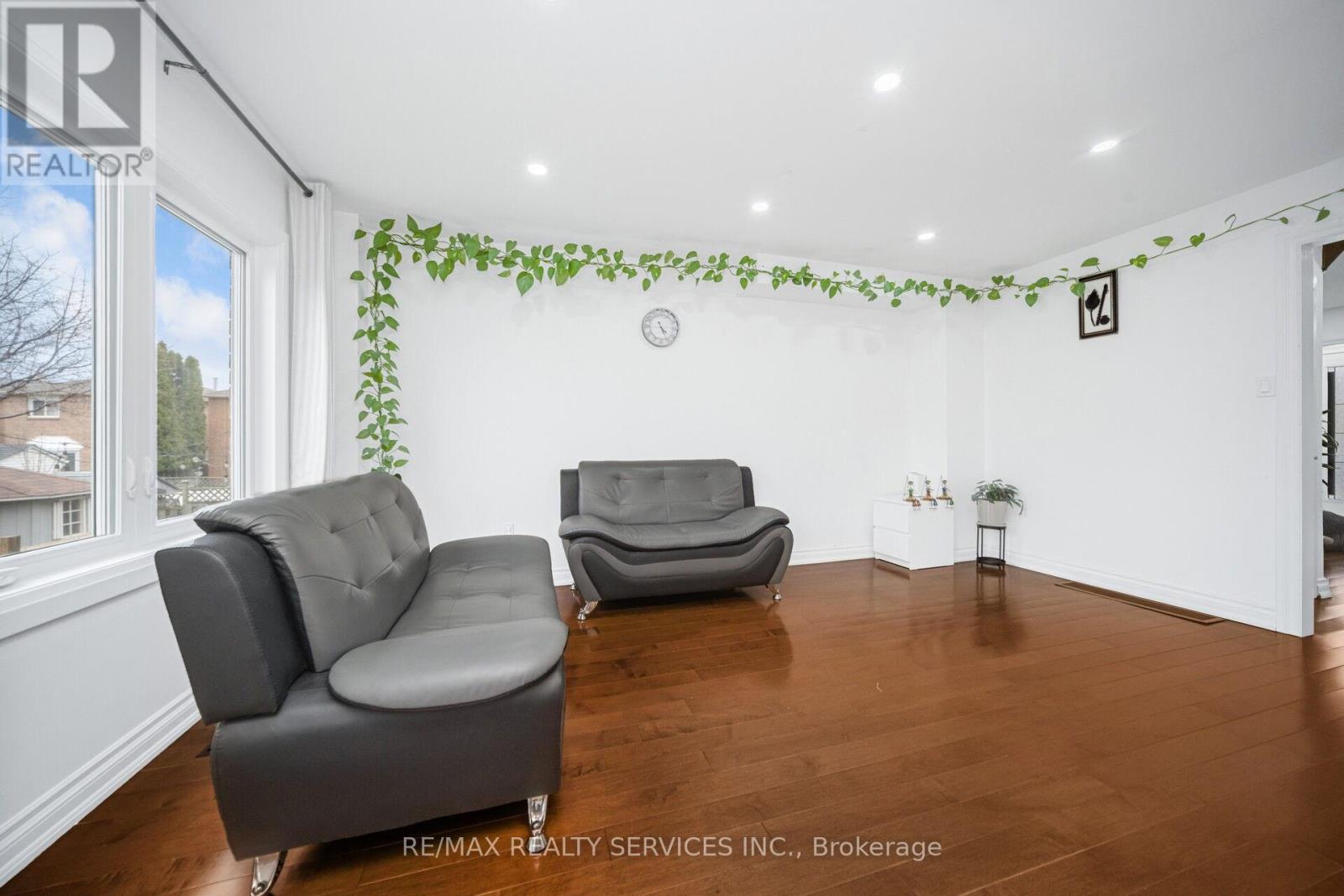 19 Wayne Nicol Drive, Brampton (Northwood Park), Ontario  L6X 3Z2 - Photo 8 - W12986714