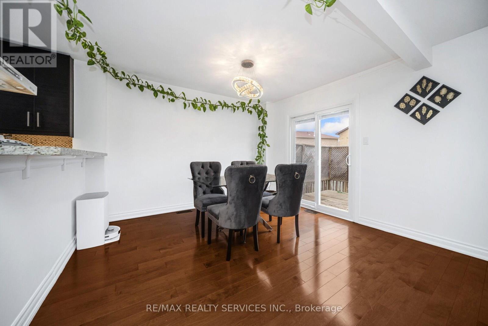 19 Wayne Nicol Drive, Brampton (Northwood Park), Ontario  L6X 3Z2 - Photo 9 - W12986714