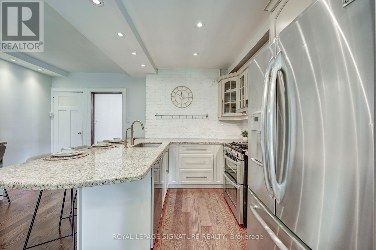 61 Government Road, Toronto (Kingsway South), Ontario  M8X 1W3 - Photo 18 - W12986716