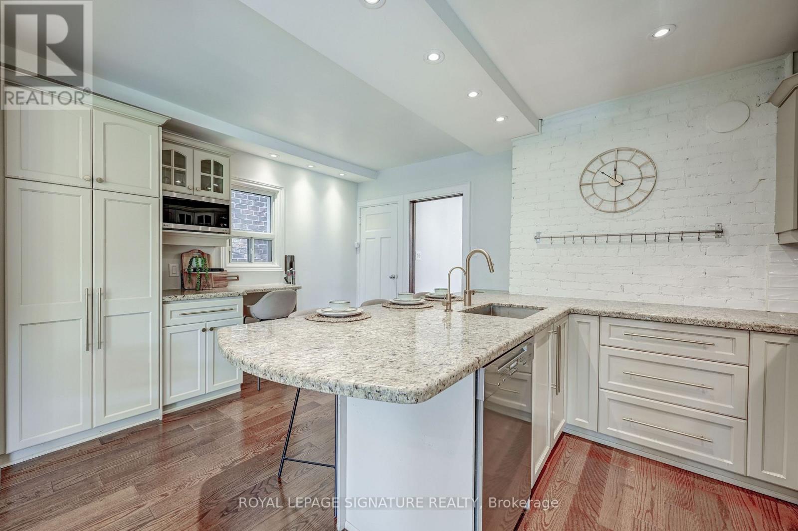 61 Government Road, Toronto (Kingsway South), Ontario  M8X 1W3 - Photo 19 - W12986716