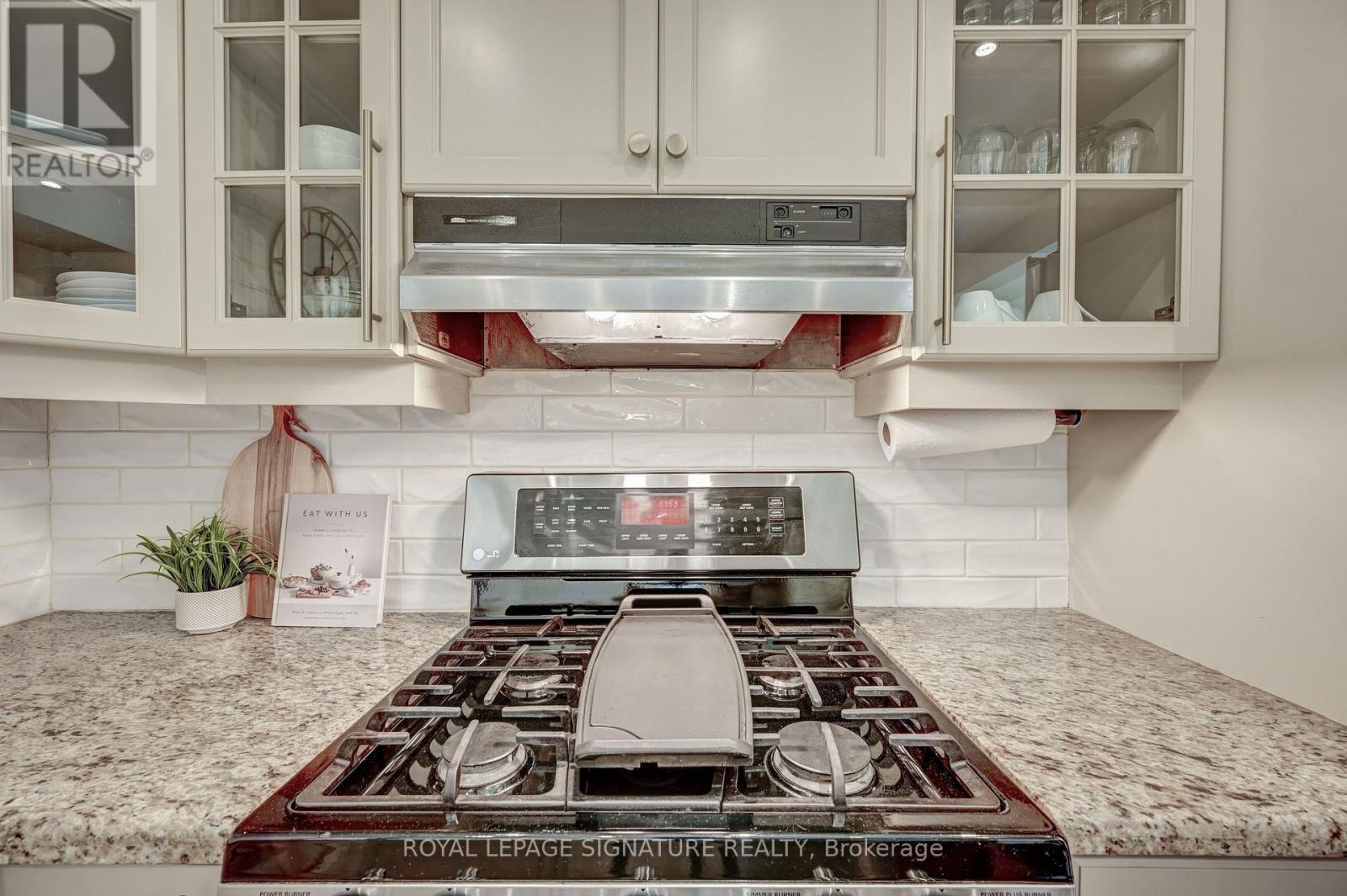 61 Government Road, Toronto (Kingsway South), Ontario  M8X 1W3 - Photo 20 - W12986716