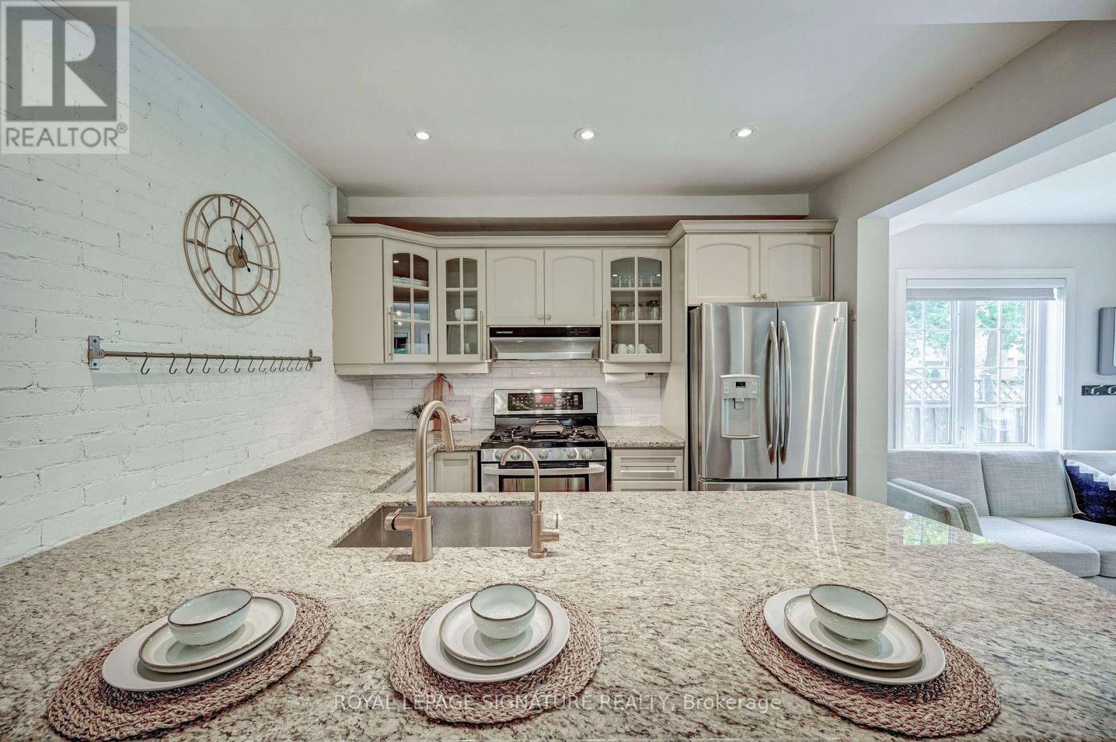 61 Government Road, Toronto (Kingsway South), Ontario  M8X 1W3 - Photo 21 - W12986716