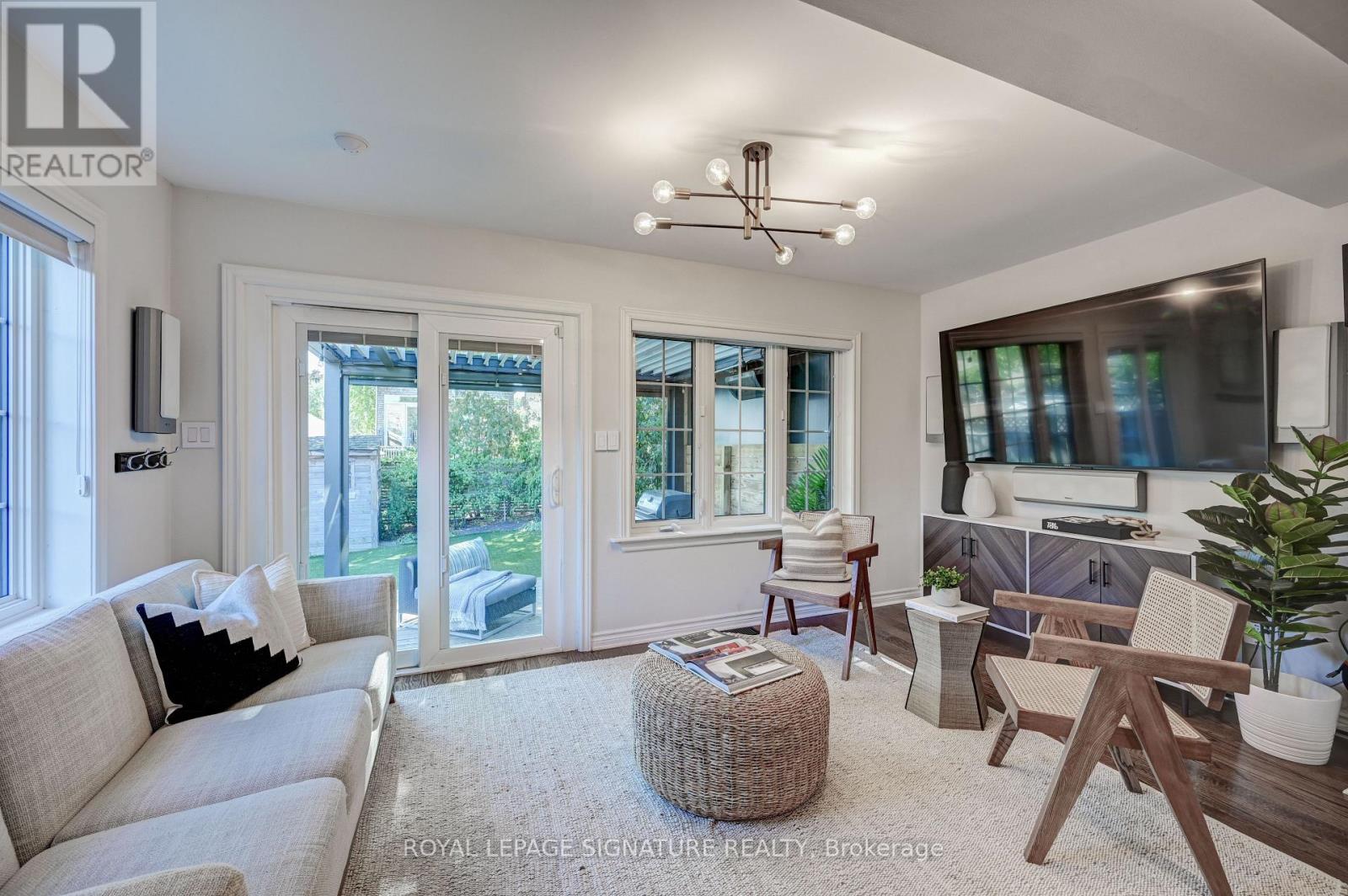 61 Government Road, Toronto (Kingsway South), Ontario  M8X 1W3 - Photo 24 - W12986716