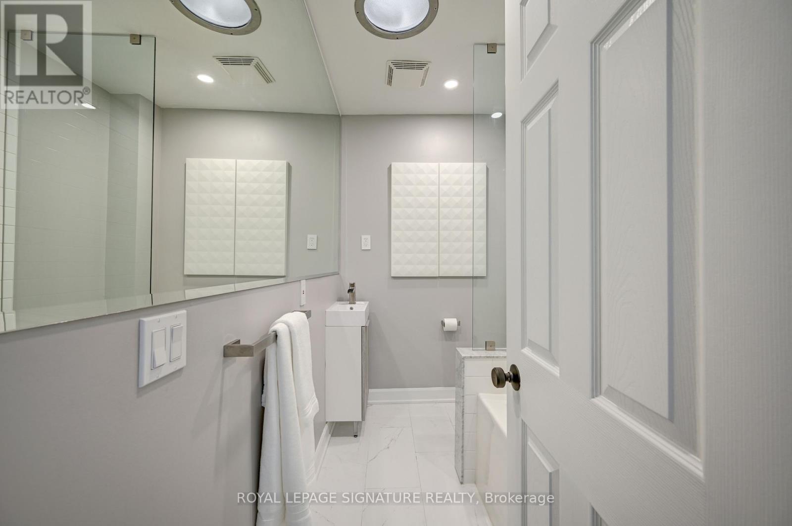 61 Government Road, Toronto (Kingsway South), Ontario  M8X 1W3 - Photo 42 - W12986716