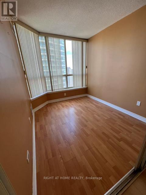 1810 - 55 Elm Drive W, Mississauga (City Centre), Ontario  L5B 3Z3 - Photo 15 - W12986736
