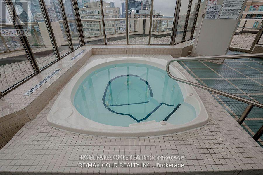 1810 - 55 Elm Drive W, Mississauga (City Centre), Ontario  L5B 3Z3 - Photo 19 - W12986736