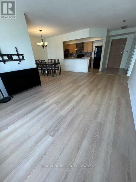 1810 - 55 Elm Drive W, Mississauga (City Centre), Ontario  L5B 3Z3 - Photo 4 - W12986736