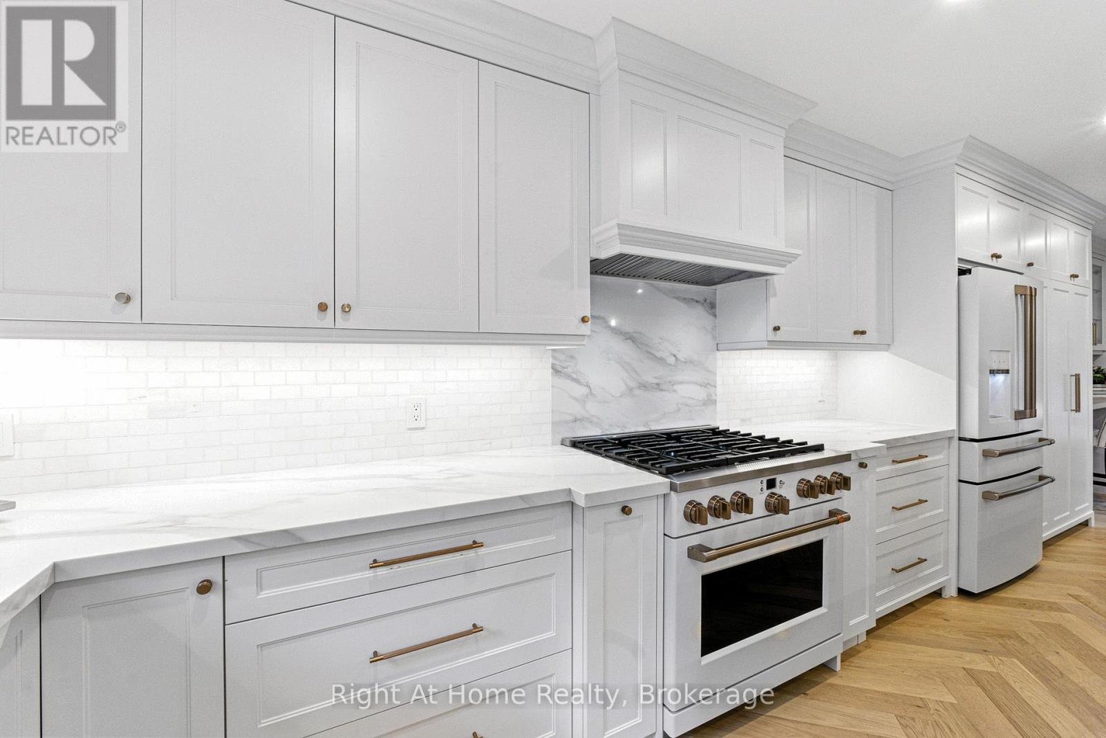 230 Poole Drive, Oakville, Ontario  L6H 3W4 - Photo 13 - W12986790