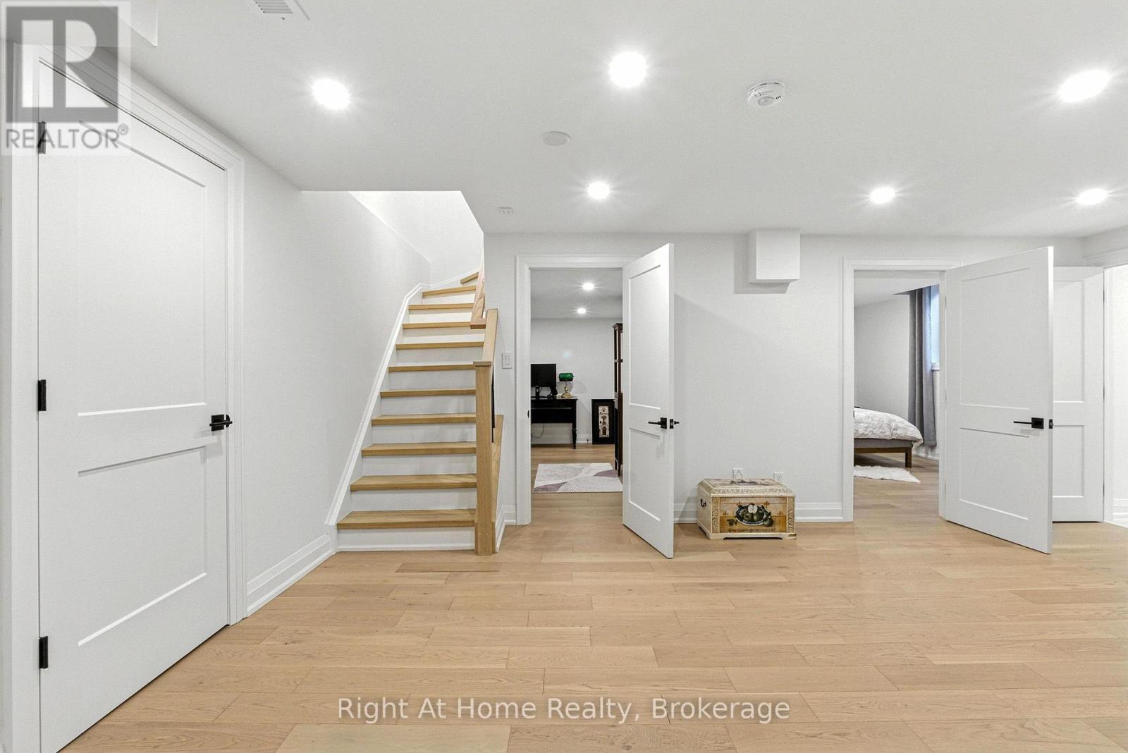 230 Poole Drive, Oakville, Ontario  L6H 3W4 - Photo 38 - W12986790