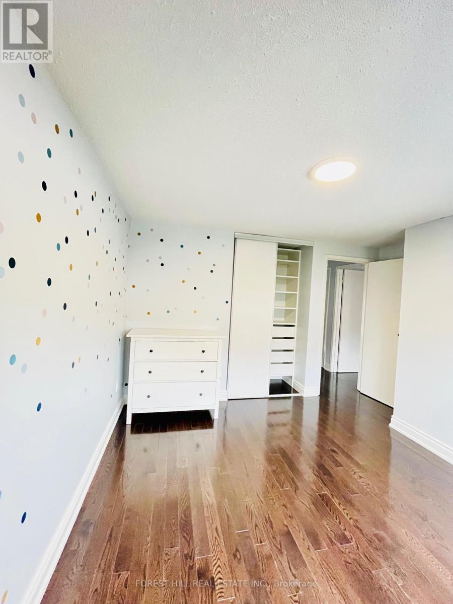 812 Sweetwater Crescent, Mississauga (Lorne Park), Ontario  L5H 4A4 - Photo 12 - W12981710