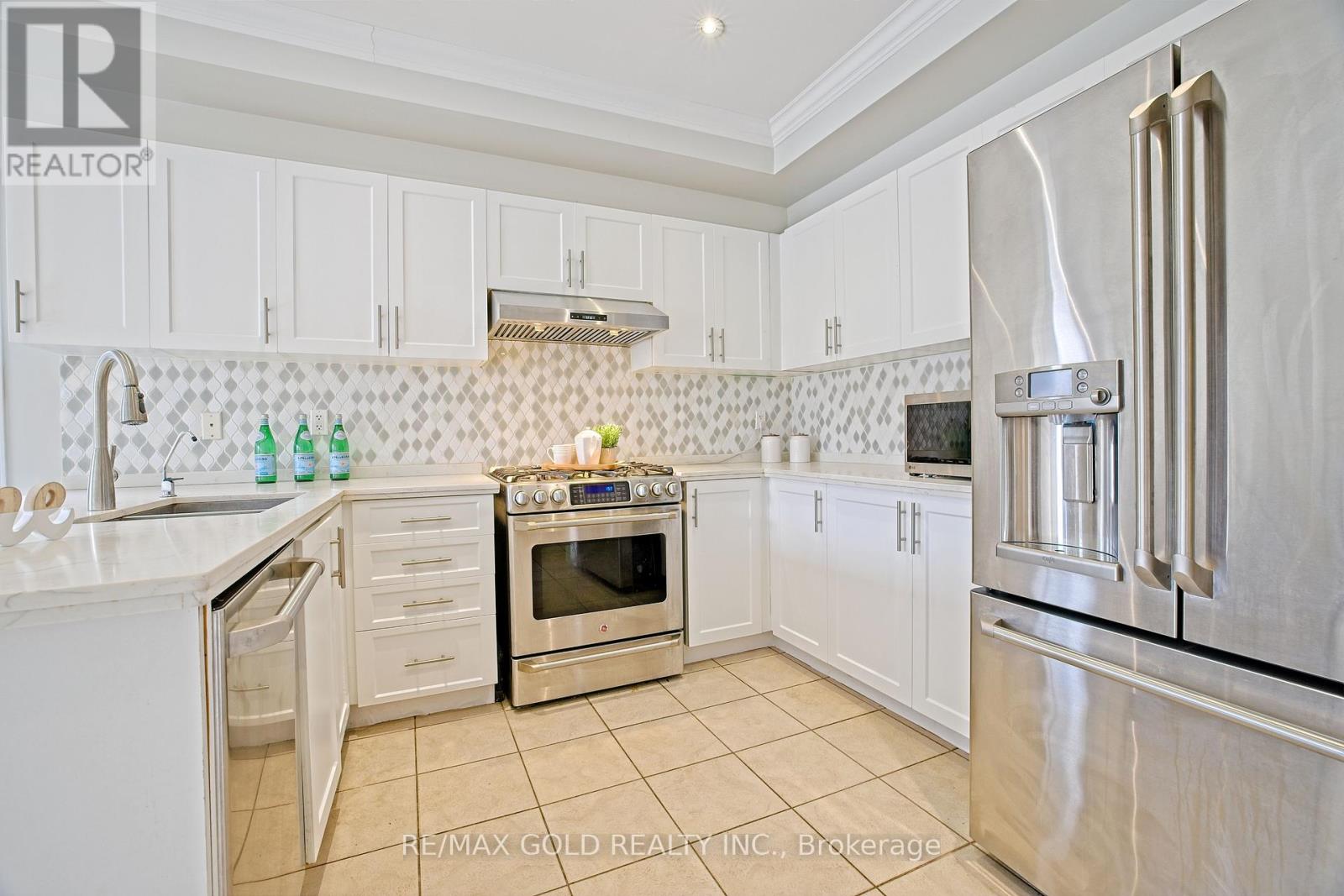 16 Cottontail Road, Brampton (Fletcher's Meadow), Ontario  L7A 3R3 - Photo 17 - W12982380