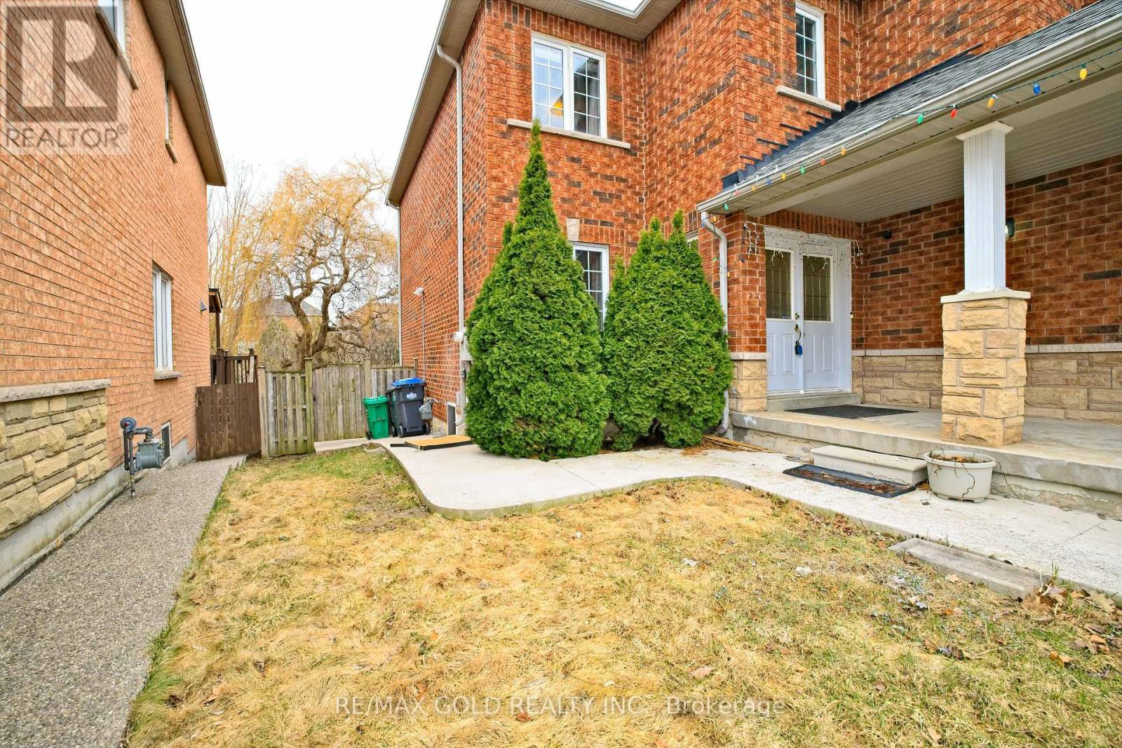 16 Cottontail Road, Brampton (Fletcher's Meadow), Ontario  L7A 3R3 - Photo 5 - W12982380
