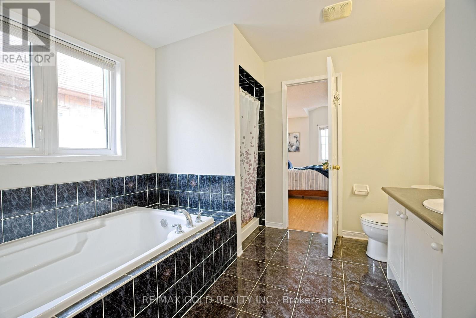 16 Cottontail Road, Brampton (Fletcher's Meadow), Ontario  L7A 3R3 - Photo 21 - W12982380