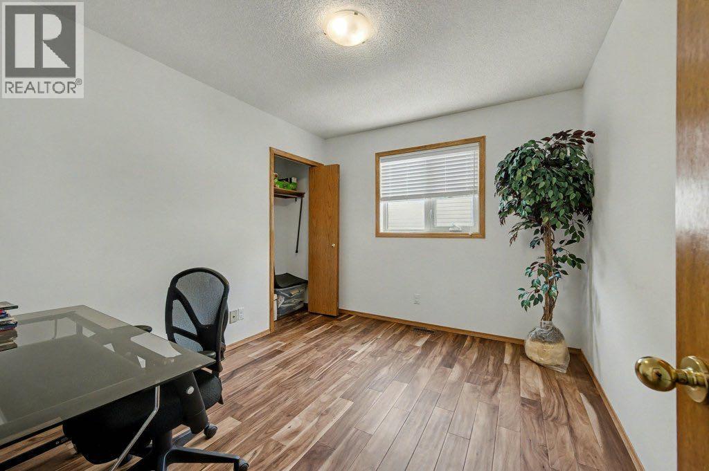 16 Straddock Crescent Sw, Calgary, Alberta  T3H 2S8 - Photo 17 - A2297214