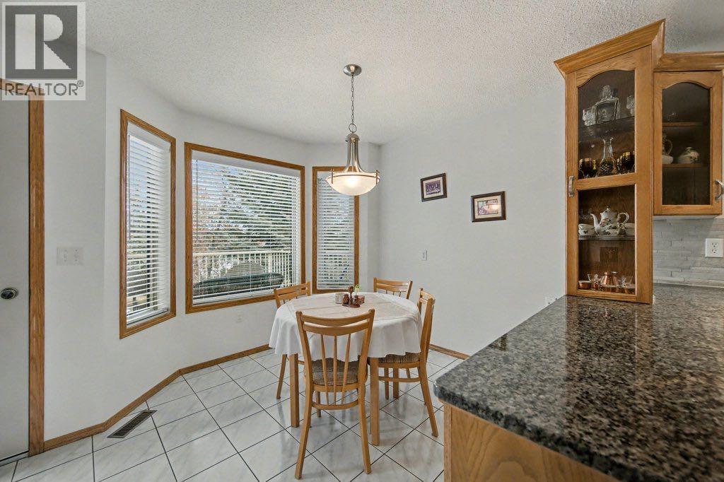 16 Straddock Crescent Sw, Calgary, Alberta  T3H 2S8 - Photo 7 - A2297214