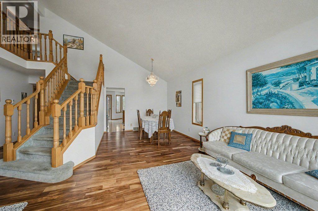 16 Straddock Crescent Sw, Calgary, Alberta  T3H 2S8 - Photo 5 - A2297214