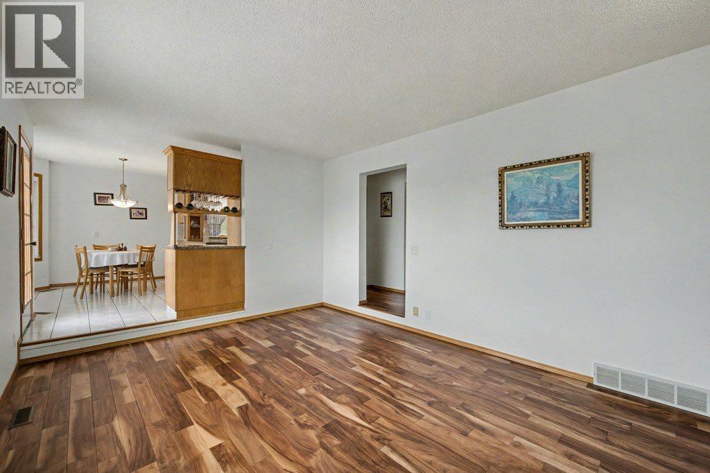 16 Straddock Crescent Sw, Calgary, Alberta  T3H 2S8 - Photo 12 - A2297214