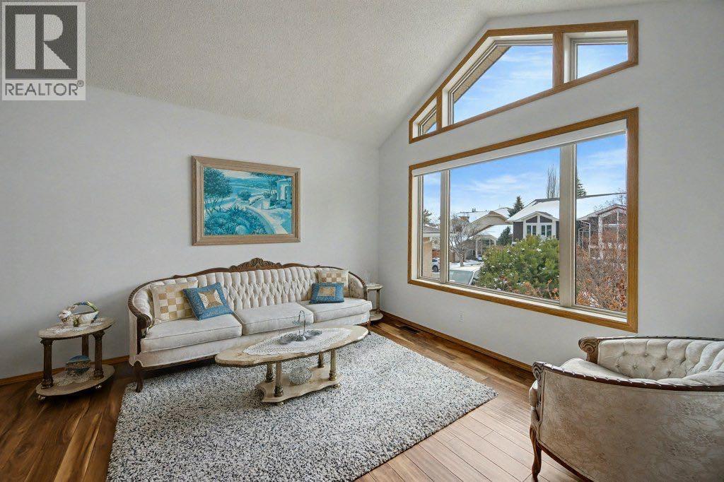 16 Straddock Crescent Sw, Calgary, Alberta  T3H 2S8 - Photo 2 - A2297214