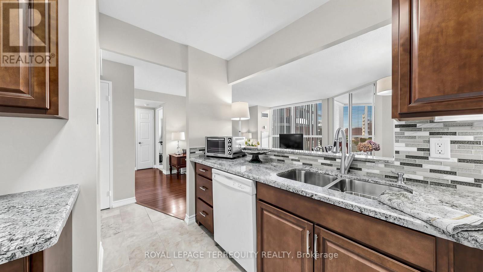 833 - 22 Southport Street, Toronto, Ontario M6S 4Y9 - Photo 7 - W12862636