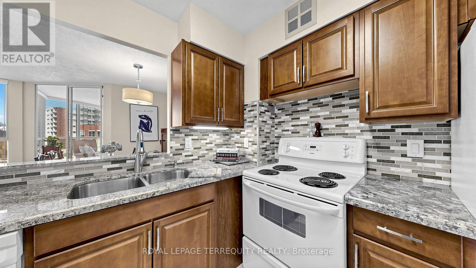 833 - 22 Southport Street, Toronto, Ontario M6S 4Y9 - Photo 8 - W12862636