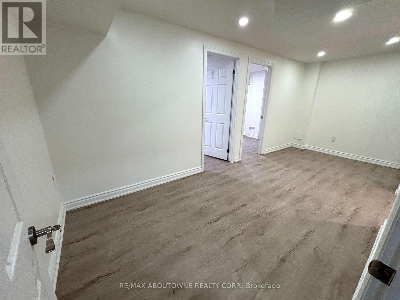 519 Downes Jackson - Bsmnt Heights, Milton, Ontario  L9T 8W2 - Photo 3 - W12986812