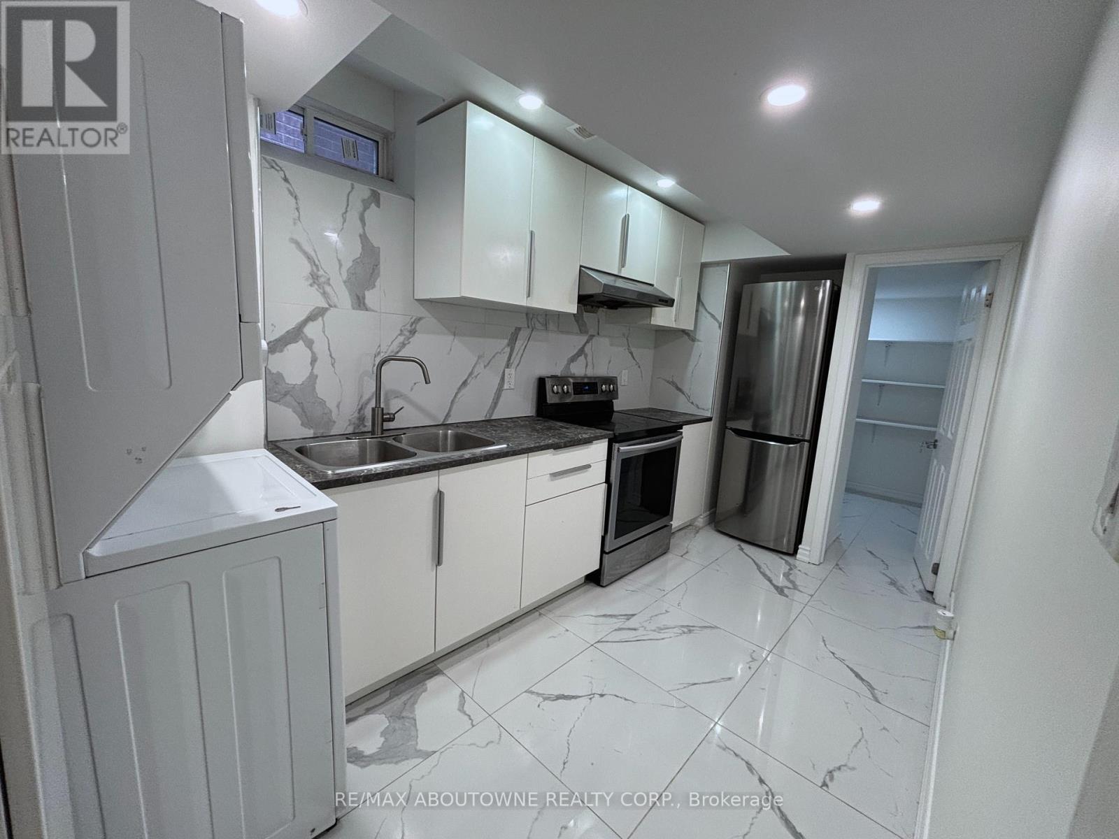 519 Downes Jackson - Bsmnt Heights, Milton, Ontario  L9T 8W2 - Photo 6 - W12986812