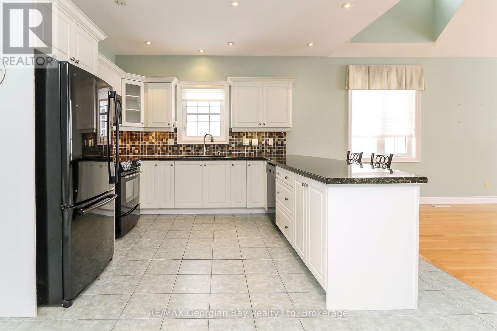 210 Wycliffe Cove, Tay, Ontario  L0K 2A0 - Photo 11 - S12660812