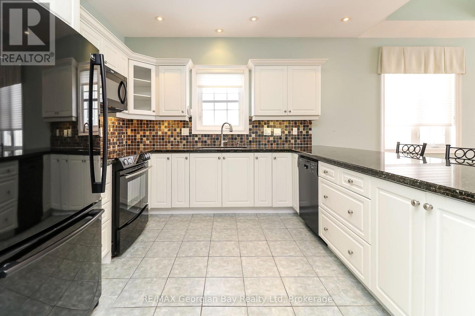 210 Wycliffe Cove, Tay, Ontario  L0K 2A0 - Photo 12 - S12660812