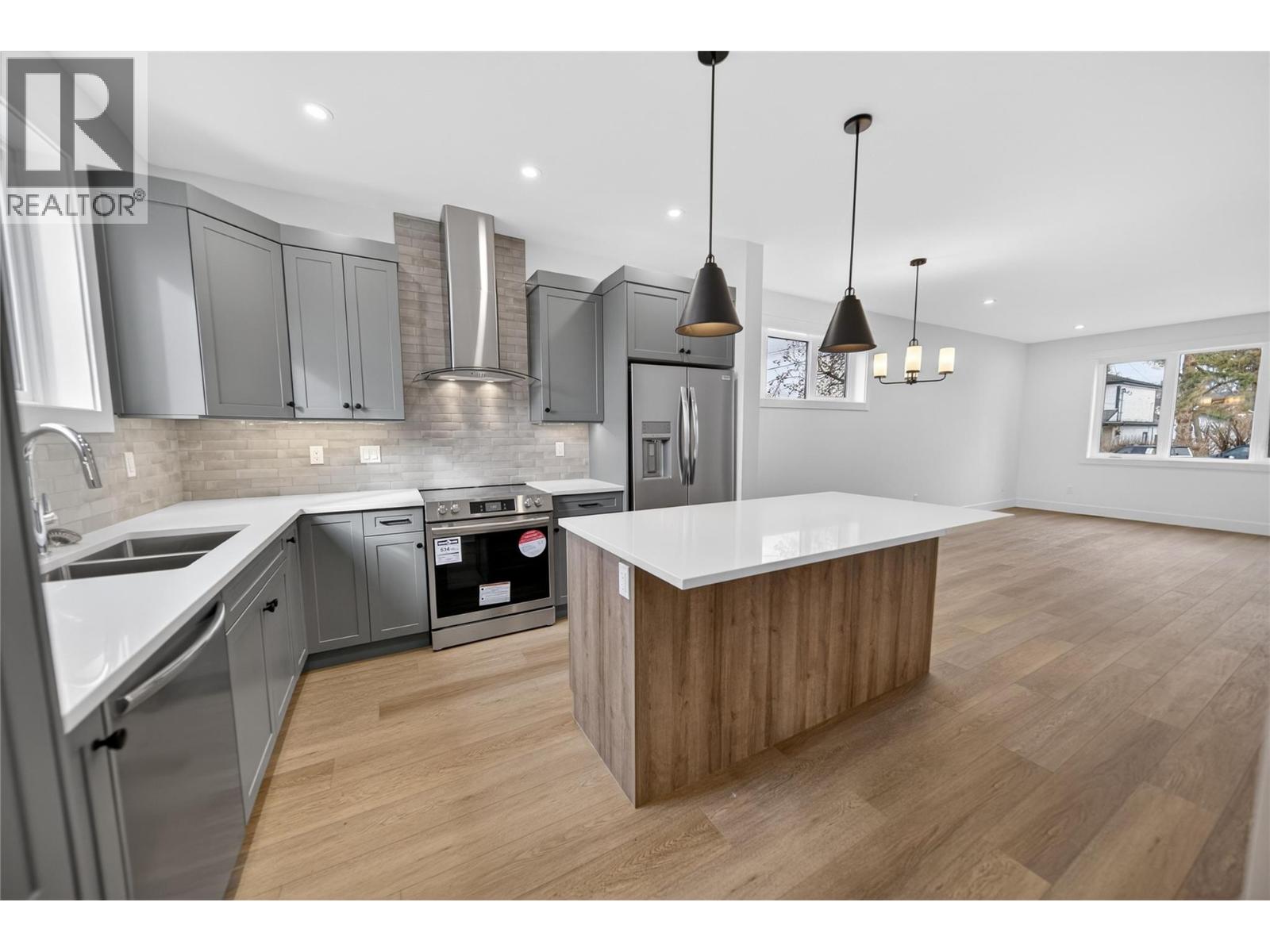 221 4th Avenue S, Cranbrook, British Columbia  V1C 2E2 - Photo 2 - 10381345