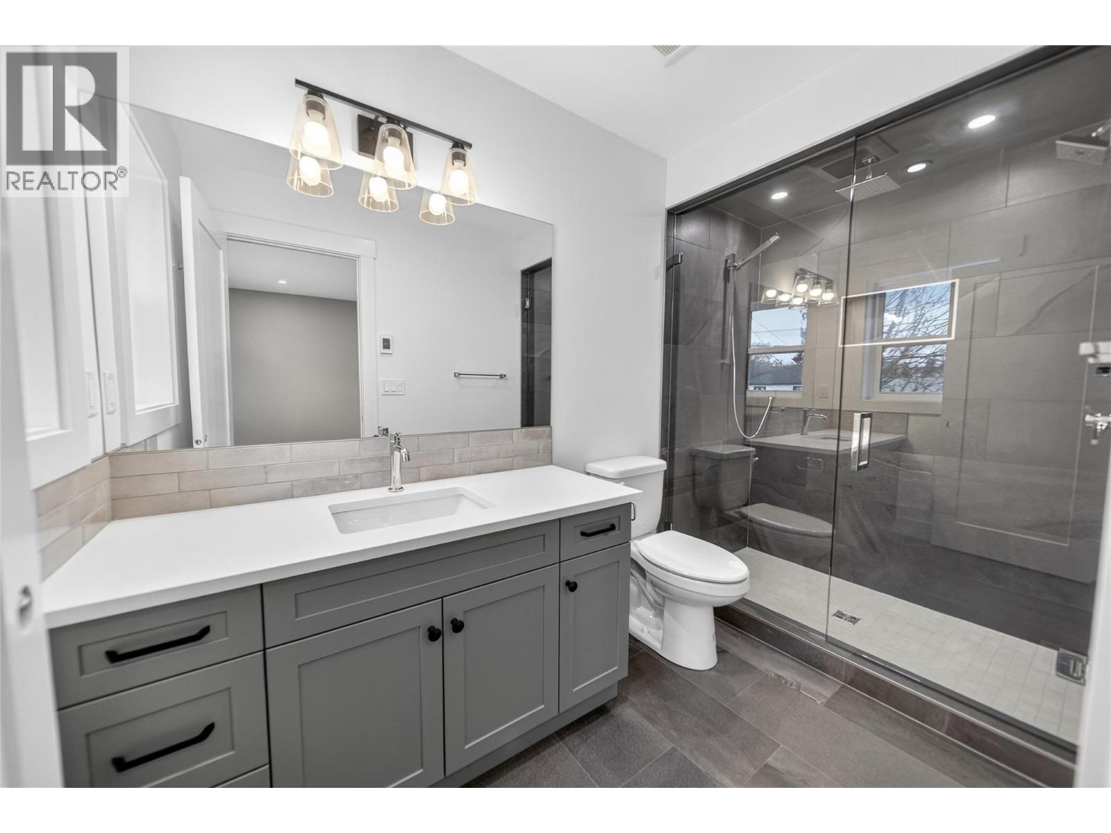 221 4th Avenue S, Cranbrook, British Columbia  V1C 2E2 - Photo 3 - 10381345